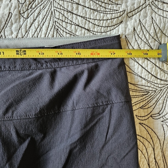 VGUC Mountain Hardware Convertible Cargo Pants Hiking Black Women Sz 12 - Picture 12 of 16